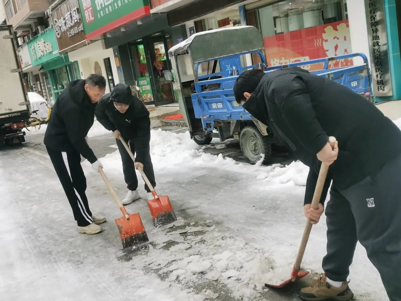 鏟冰除雪 溫暖相伴——天海集團參與清冰障、除冰凍行動(dòng)